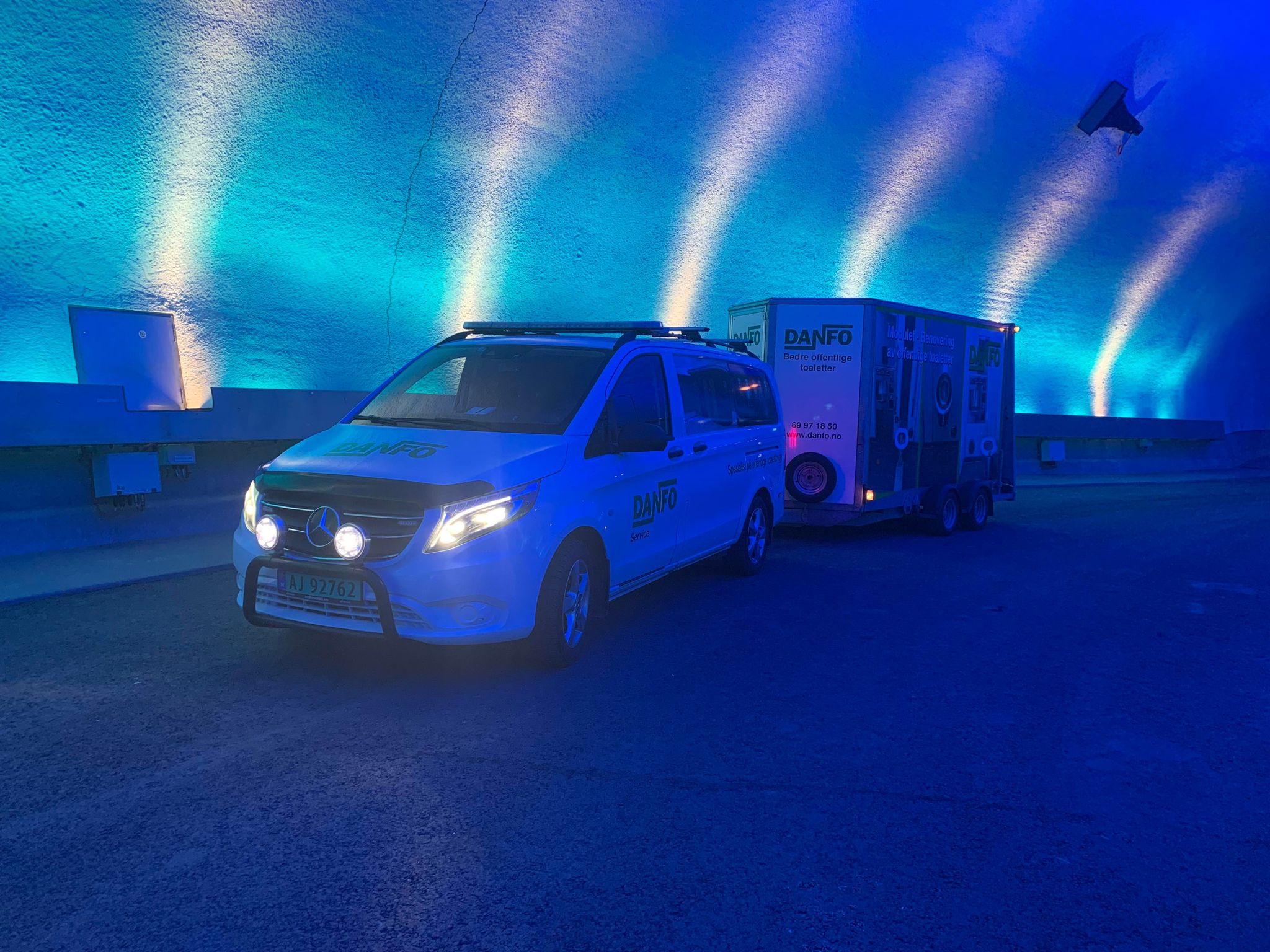 Danfo bil og henger med Modulet til Tyrvefjøra.jpg