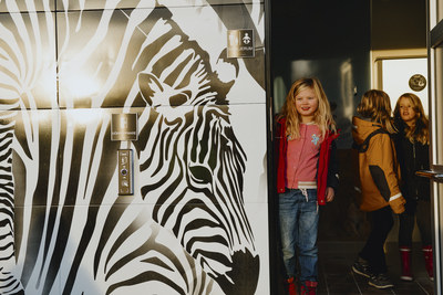 Barn på offentlig toalett med Zebra-design