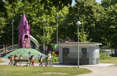 Offentlig toalett Helsingborg med barn utenfor